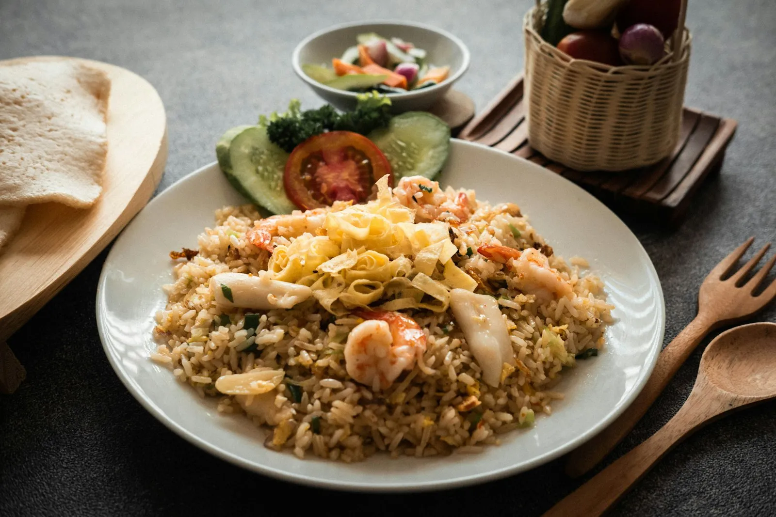 Nasi goreng dengan telur dan sambal di meja kayu