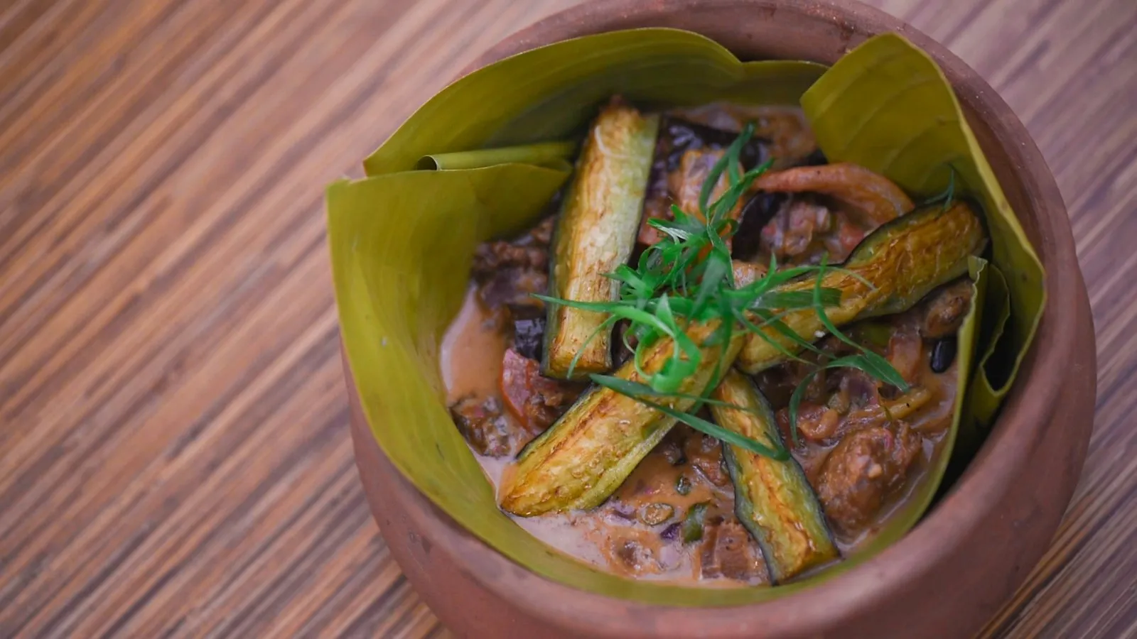 Rendang daging dalam daun pisang